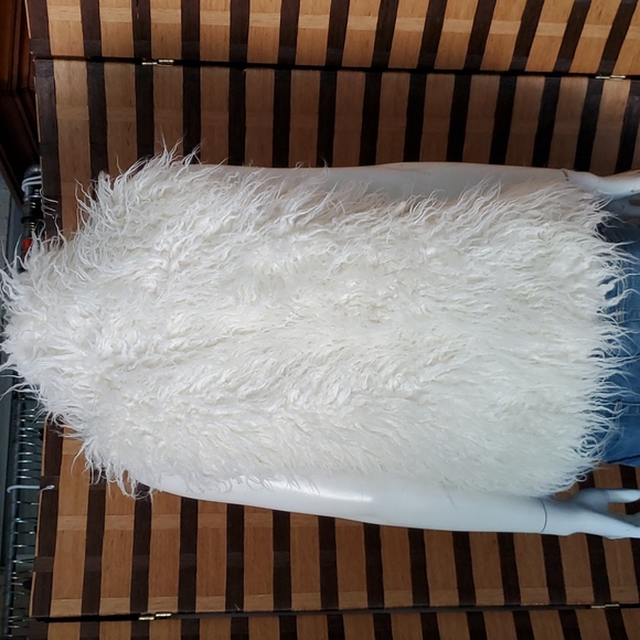 NWT! Kenar faux Sheepskin vest - Picture 5 of 8